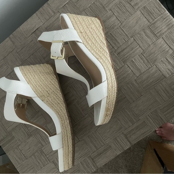 White wedge sandals. Kenneth Cole size 8 - Picture 4 of 4